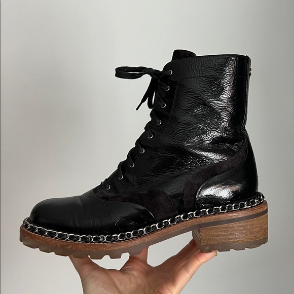 Chanel black patent leather chain link trim accent ankle boots combat booties 40 - Picture 15 of 16